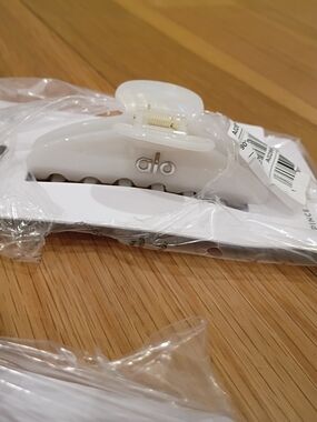 ALO Yoga White Pearl 9ps  Claw Hair Clip